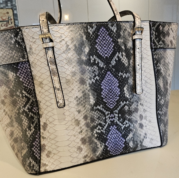 Guess Delaney tote - Picture 3 of 4